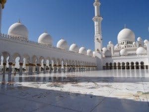 Alleine schon die Scheich Zayid Moschee ist ein Besuch in Abu Dhabi wert (Bild www.blog-kreuzfahrt.ch)