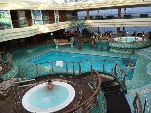 Pool auf der MSC Fantasia (Bild www.blog-kreuzfahrt.ch)