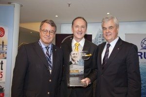 Dietrich von Albedyll, Vorsitzender der Geschäftsführung der Hamburg Tourismus GmbH (links), Karl J. Pojer, Vorsitzender der Geschäftsführung von Hapag-Lloyd Kreuzfahrten und Senator Frank Horch (rechts) bei der Preisübergabe zur „Hamburger Kreuzfahrtpersönlichkeit 2015“. © Michael Penner