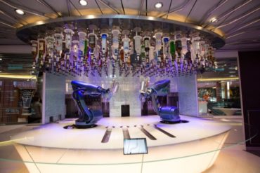 Das gibt es nur bei Royal Caribbean: Roboter b10 und n1c mixt Ihren Lieblings-Drink