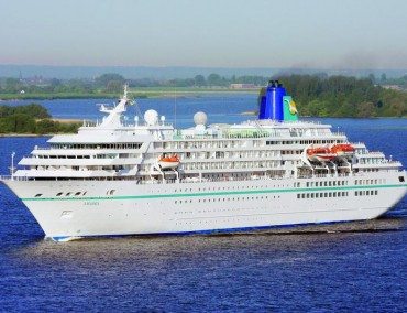 Queen Elizabeth und das neue ZDF Traumschiff beehren Hamburger Hafengeburtstag