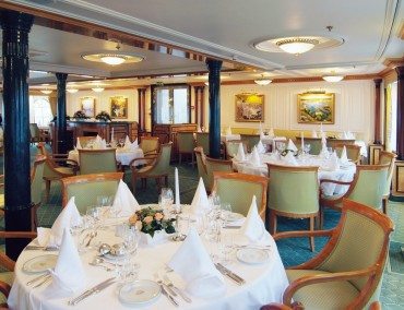 Hommage an Chansonier Georges Brassens auf einer Musikreise der Sea Cloud II