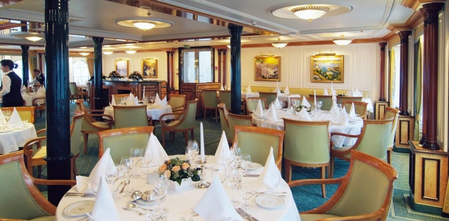 Hommage an Chansonier Georges Brassens auf einer Musikreise der Sea Cloud II