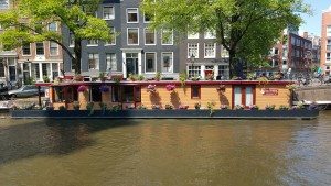 Eine Grachtenfahrt vorbei an prachtvollen Häusern und Hausbooten gehört zu Amsterdam (Bild Stieger)