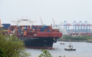 Das neue Kreuzfahrtschiff AIDAprima erhält derzeit seine Grundausstattung für den Schiffsbetrieb. Die ersten Container haben am 3. Juni 2015 auf dem Frachtschiff Antwerpen Express den Hamburger Hafen in Richtung Nagasaki verlassen.