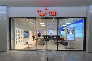 Blick von aussen ins neue Reisebüro von TUI (Bild TUI Suisse)