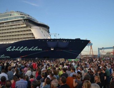 Franziska von Almsick hat Mein Schiff 4 in Kiel getauft