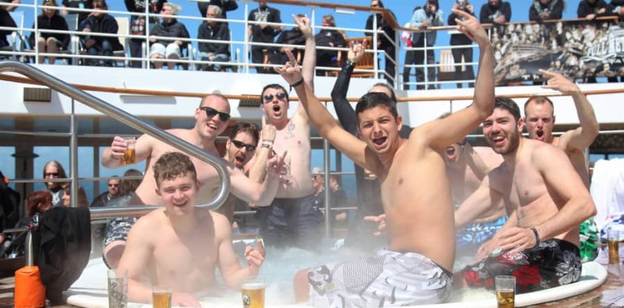 2’000 Metal Fans rocken im Video Clip von N24 nochmals dass die Bühne bebt