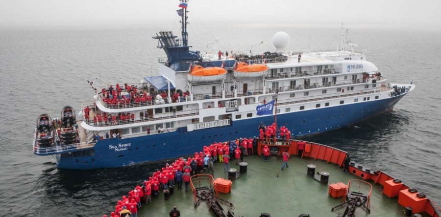 Kleinstes Expeditionsschiff trifft stärksten Eisbrecher der Welt vor Franz Josef Land