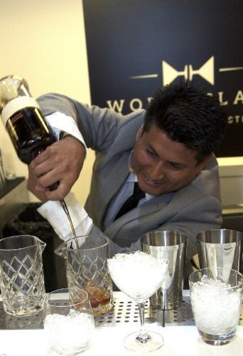 Santos von Celebrity Cruises wird bester Barkeeper