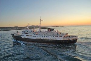 Nächtliche Begegnung mit MS Lofoten (Bild Huritgruten)