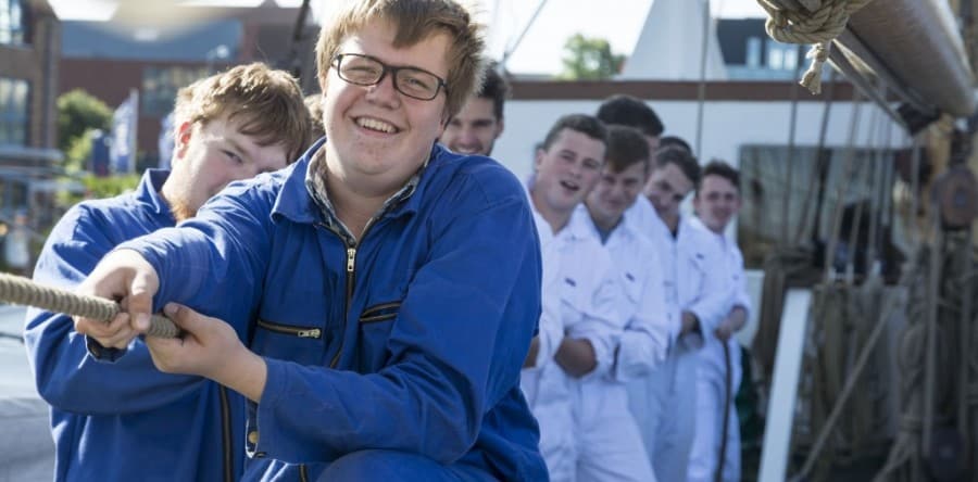 24 Studenten von Aida Kreuzfahrten mit dem Segelschulschiff Großherzogin Elisabeth auf grosser Fahrt