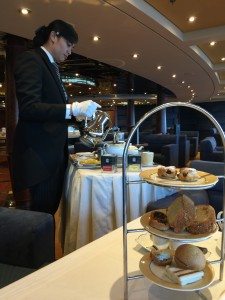 Ein besonderes Highlight: 16.00 Uhr Tea Time im Yacht Club (Bild Stieger)