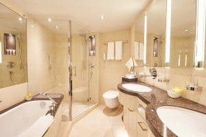 Das renovierte Badezimmer in der Penthouse Suite (Bild Hapag-Lloyd Kreuzfahrten)