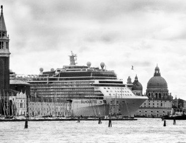 Bekannter Fotograf kämpft gegen die grossen Kreuzfahrtschiffe in Venedig