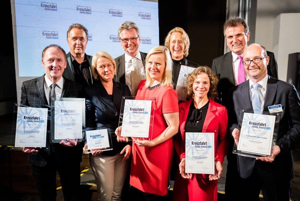 Kreuzfahrt Guide Awards 2015; Preisverleihung in Hamburg am 12.11.2015. Von links nach Rechts: Karl Pojer (Hapag Lloyd Kreuzfahrten), Uwe Bahn (Jury), Ulrike Laschke (Seacloud Cruises), Johannes Bohmann (Jury), Godja Sönnichsen (TUI Cruises), Hanja Maria Richter (Costa Kreuzfahrten), Julia Eble (Seacloud Cruises), Dr. Jörg Rudolph (RCL Cruises), Stephan Frei (Reisebüro Mittelthurgau)