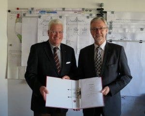 W.D.R.-Geschäftsführer Axel Meynköhn (links) mit Neptun-Werft-Geschäftsführer Manfred Müller-Fahrenholz bei der Vertragsunterzeichnung in Rostock (Bild Neptun Werft)