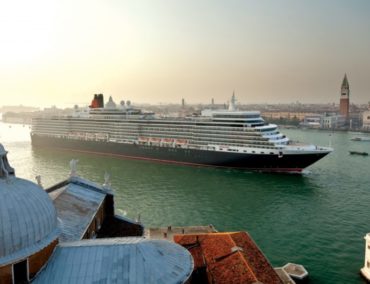 Queen Elizabeth beendete Weltreise 2017 in Hamburg