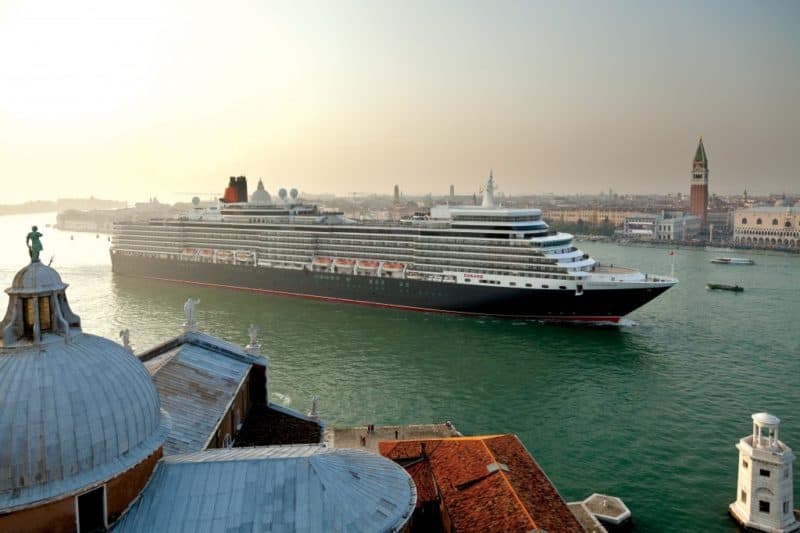 Queen Elizabeth beendete Weltreise 2017 in Hamburg