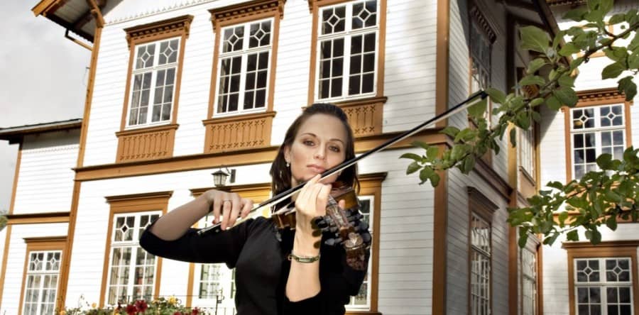 Hurtigruten lädt zu Musik- und Kulturevents in ausgedienten Fischöltank ein