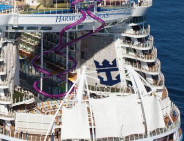 Drei Wasserrutschen auf See krönen das grösste Kreuzfahrtschiff der Welt