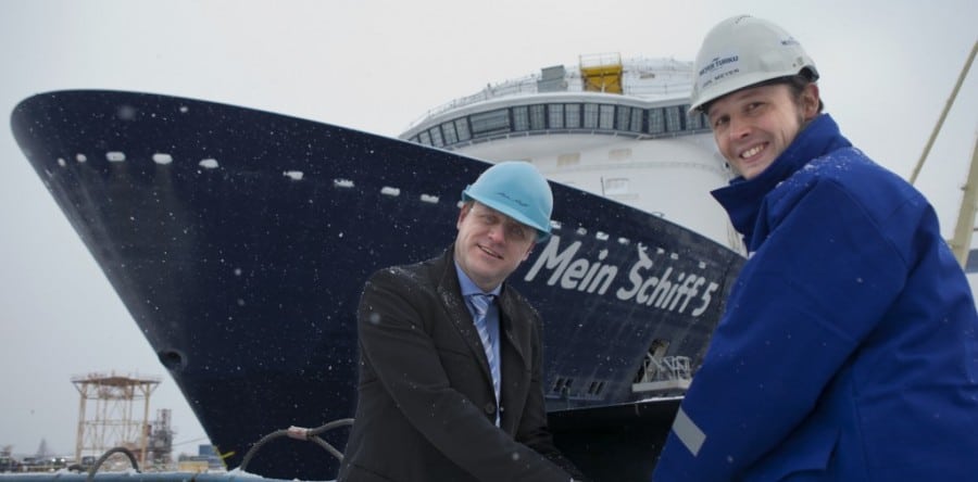 Mein Schiff 5 von TUI Cruises schwimmt