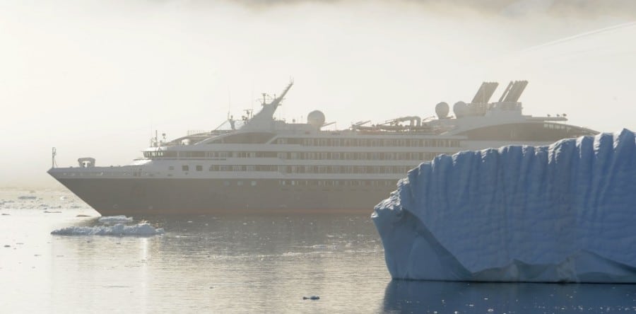 Ponant legt erstmals Katalog für Expeditionen in Arktis und Antarktis auf