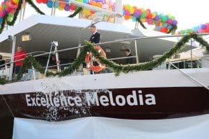 Der Champgner zerschellt auf der Melodia