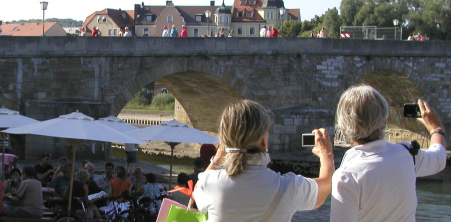 Flusskreuzfahrt-Gäste bevölkern die Regensburger Altstadtgassen