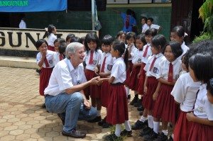 Reiner Meutsch zu Besuch in Banyumas auf Java (Indonesien) beim dritten Hilfsprojekt der Fly &; Help-Stiftung