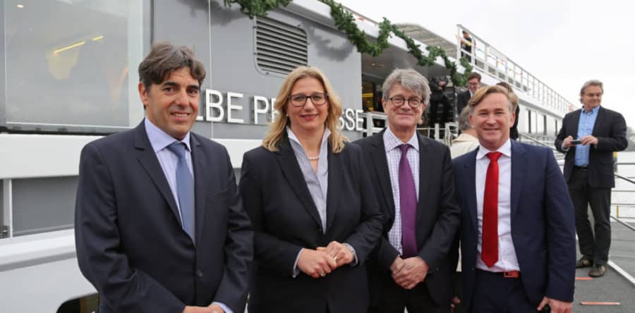 Taufe des Schaufelrad-Kabinenschiffs Elbe Princesse in Berlin Tegel