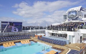 Der Pool auf der Ovation of the Seas lädt zum Bade (Bild Meyer Werft)