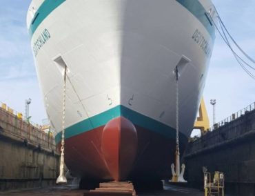 MS Deutschland strahlt in türkis und hat neu französische Balkone