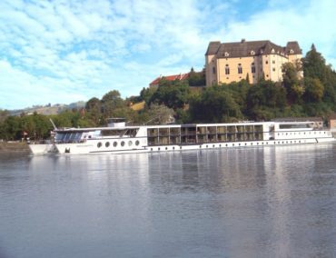 MS Primadonna bietet begehbare Balkone, Bugverglasung und Blick unter Wasser