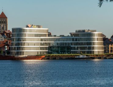 AIDA Kussmund grüsst Rostock vom Dach des AIDA Home