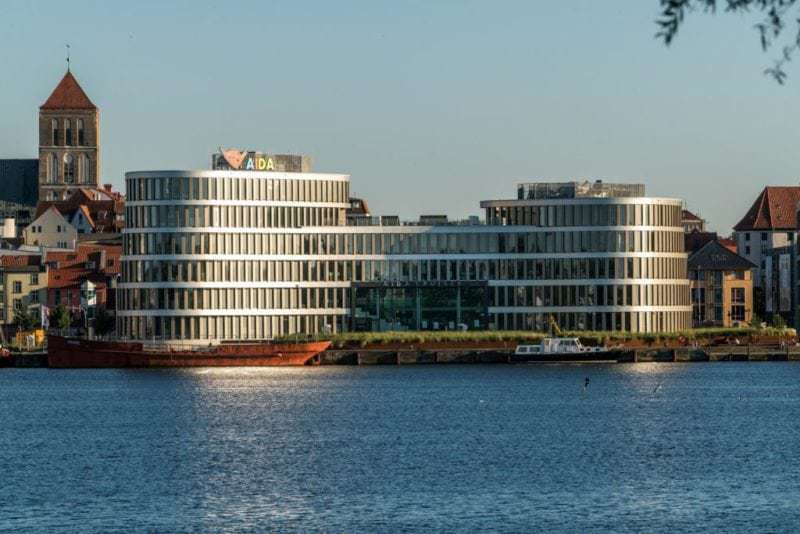 AIDA Kussmund grüsst Rostock vom Dach des AIDA Home