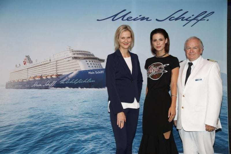 von links: Wybcke Meier,TUI Cruises CEO, Lena Meyer-Landrut und Kapitän Kjell Holm (Bild Franziska Krug/Getty Images for TUI Cruises)