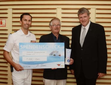 Bischof Maltzahn und Rostocker Seemannsmission besuchen AIDA Diva