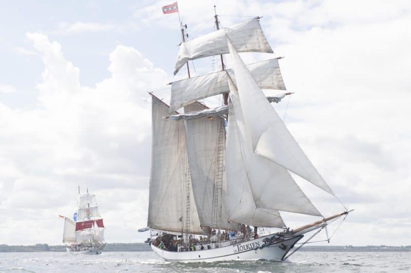 Gäste aus aller Welt feiern mit den Rostockern die 26. Hanse Sail
