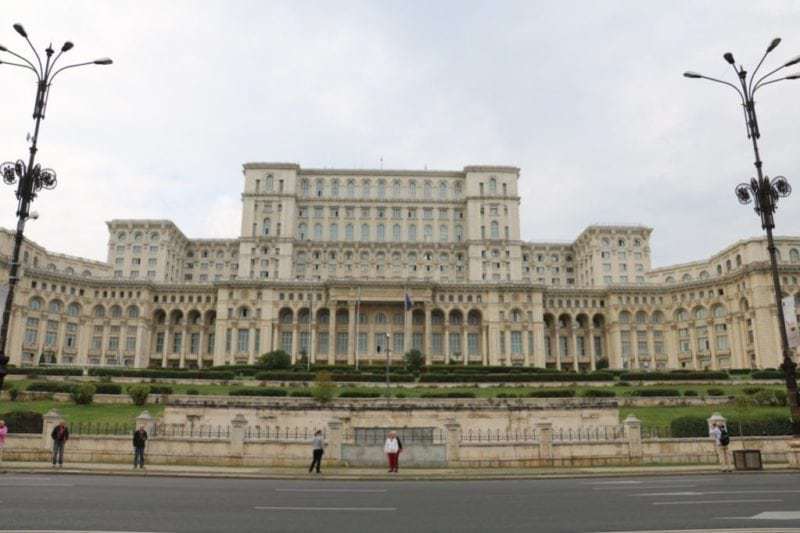 Der gigantische Parlaments-Palast in Bukarest ist nach dem Pentagon in Washington das zweitgrösste Gebäude der Welt mit über 1'100 Räumen (Bild Stieger)