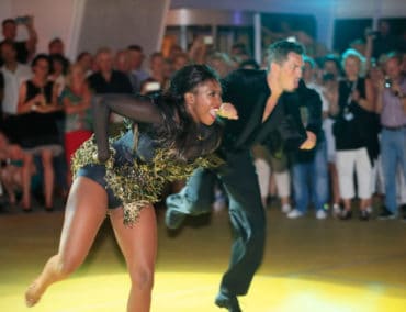 Motsi Mabuse bringt Glückshormone der AIDA Gäste in Wallung