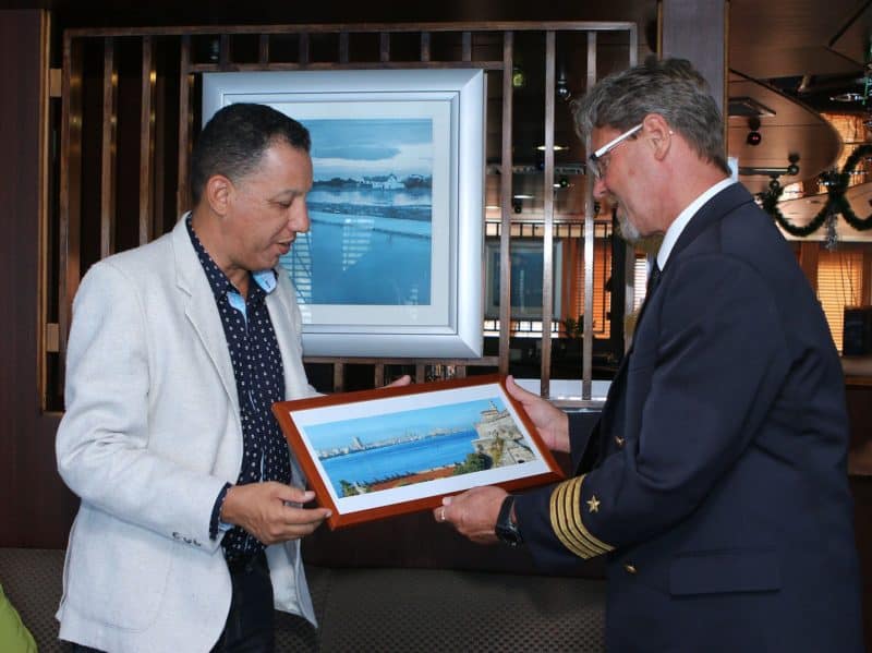 Passagiere und Crew feiern den Erstanlauf der MS Berlin auf Kuba