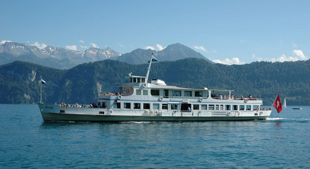 kreuzfahrtschiff-auf-dem-wasser-kreuzfahrt-blog