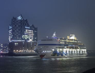 Auslaufparade mit Feuerwerk von AIDA Cara und AIDA Prima