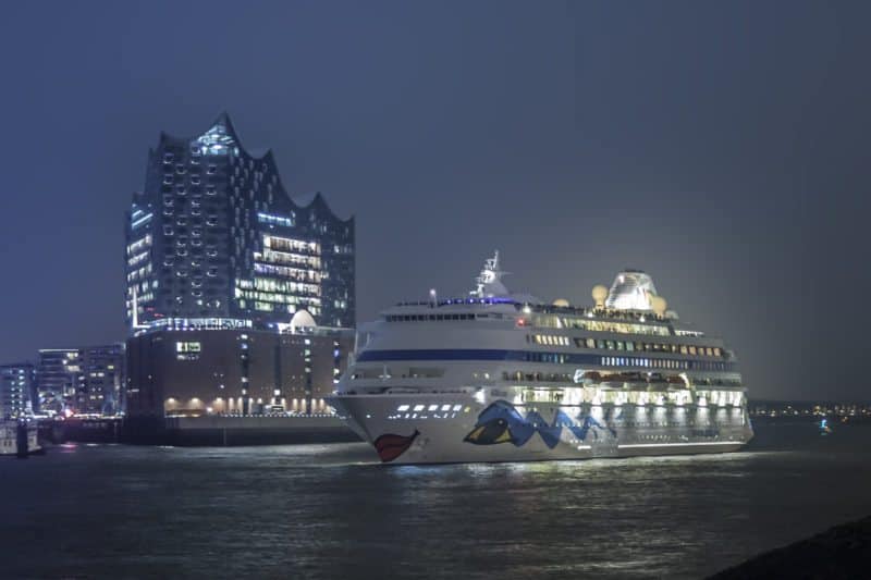 Auslaufparade mit Feuerwerk von AIDA Cara und AIDA Prima