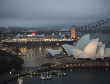 Cunard-Kapitän Wells klettert auf das Opernhaus in Sidney
