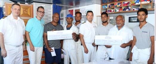 MS Albatros rettet Fischer – Gäste und Crew spenden für gerettete Seemänner