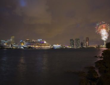 AIDA Gäste erlebten Feuerwerk vor der beeindruckenden Miami Skyline