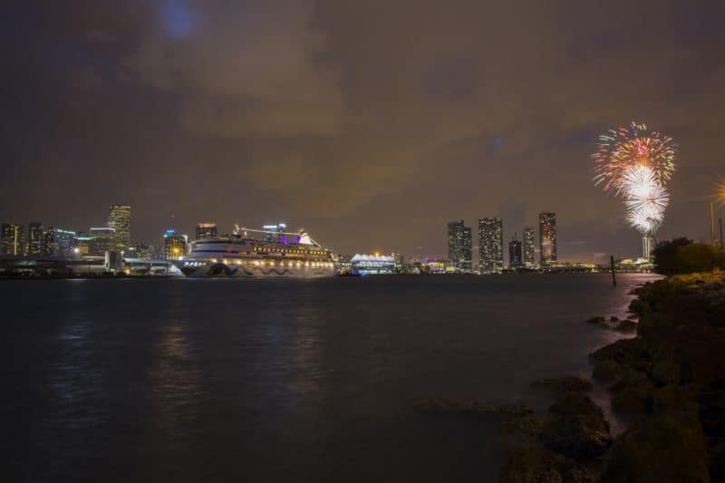 AIDA Gäste erlebten Feuerwerk vor der beeindruckenden Miami Skyline