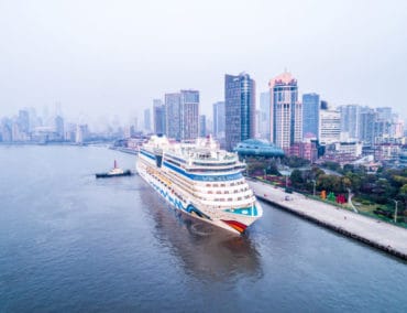 Erstes AIDA Schiff legt an der berühmten Skyline Shanghais an